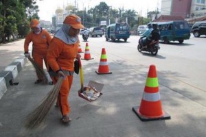 pemkot-bandung-terima-bantuan-100-tenaga-kebersihan-qUu