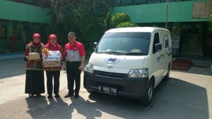 Pak Feri setelah mengantarkan paket kiriman secara langsung kepada penerima