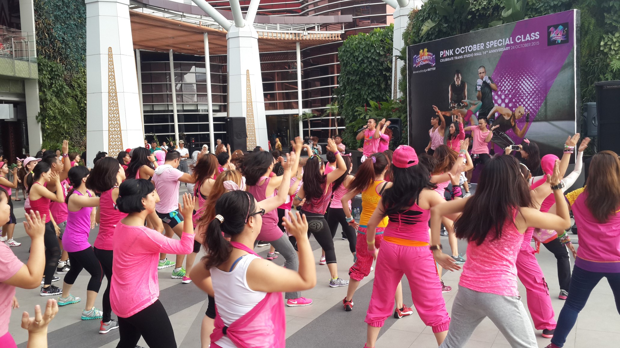 Celebrity Fitness Mengadakan Kampanye Breast Cancer Awareness