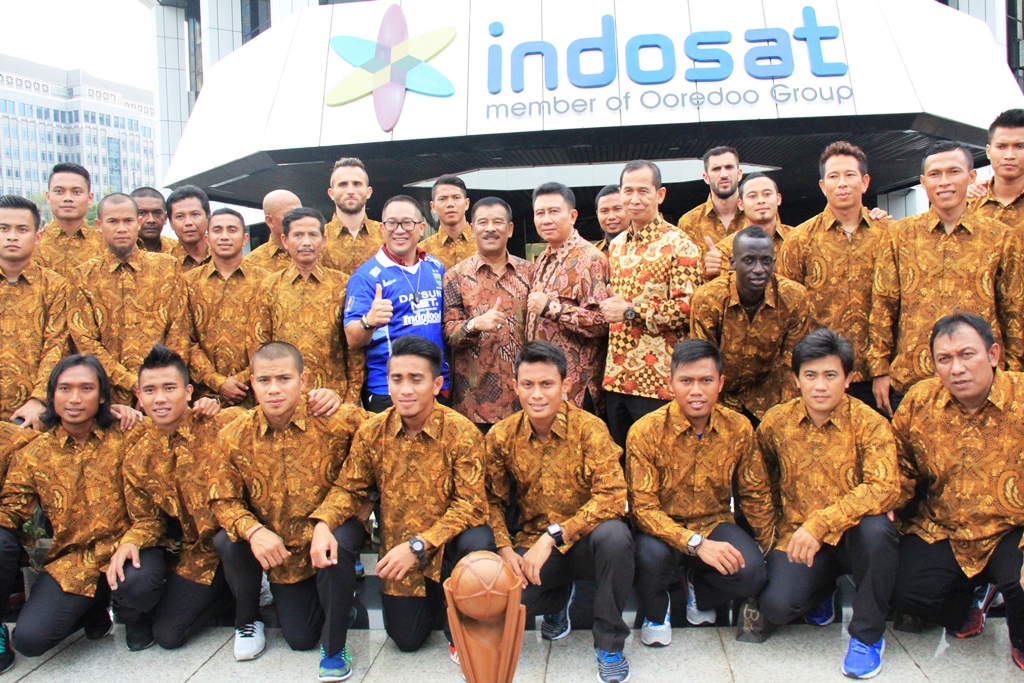 Indosat Berikan Kadedeuh Kepada Seluruh Pemain Persib Bandung