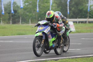 Hendriansyah juara nasional kelas 250cc dengan YZF-R25 dan 125cc dengan Jupiter Z – Kejurnas Balap Motor 2015 (Indonesia Road Racing Championship 2015) di sirkuit Balipat Banjarmasin (2) Hendriansyah juara nasional kelas 250cc dengan YZF-R25 dan 125cc dengan Jupiter Z – Kejurnas Balap Motor 2015 (Indonesia Road Racing Championship 2015) di sirkuit Balipat Banjarmasin (2)