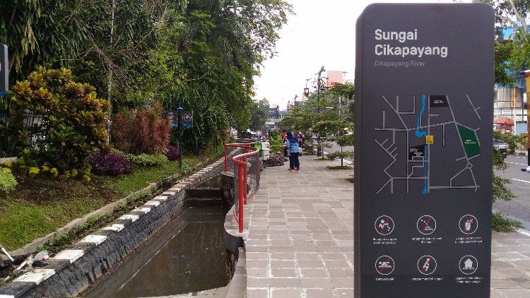 Asik, Sungai Cikapayang di Depan Balaikota Bandung Bersih Banget
