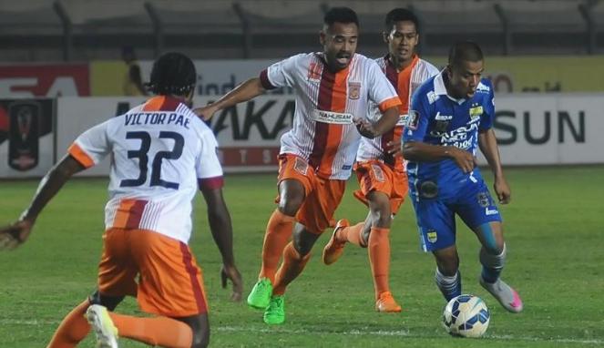 Samsul Arif Bawa Persib Unggul Atas Pusamania Borneo FC