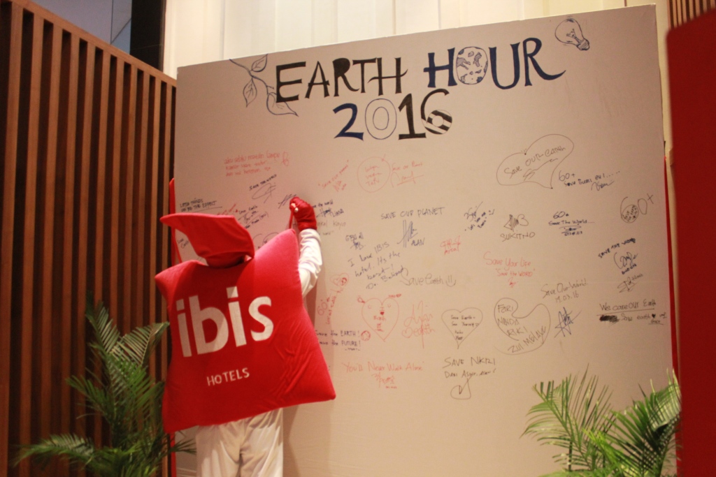 Peduli  Earth Hour di Hotel ibis Bandung Trans Studio