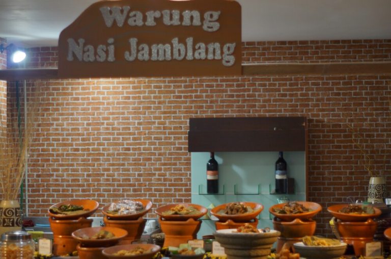 Grand Pasundan Convention Hotel Luncurkan Warung Nasi Jamblang