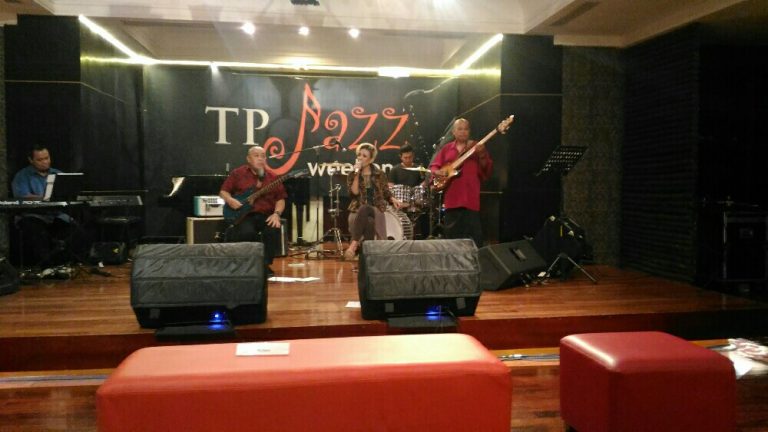 Kolaborasi Syaharani dan Donny Suhendra Hangatkan TP Jazz Weekend