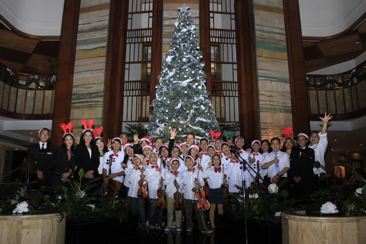 Aryaduta Bandung Persembahkan Christmas Tree Lighting Ceremony