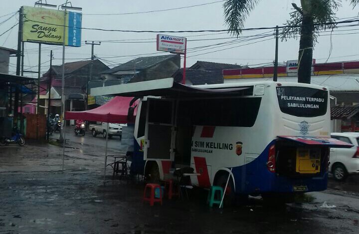 Mobil Sim Keliling Kabupaten Bandung di Depan Bank BNI Majalaya