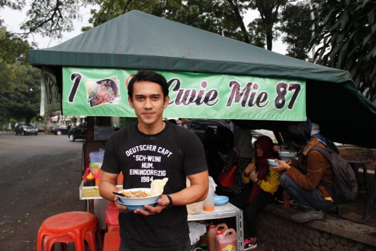 Makan Cwie Mie 87 Bandung, Kaum Hawa Lebih Fokus ke Penjualnya