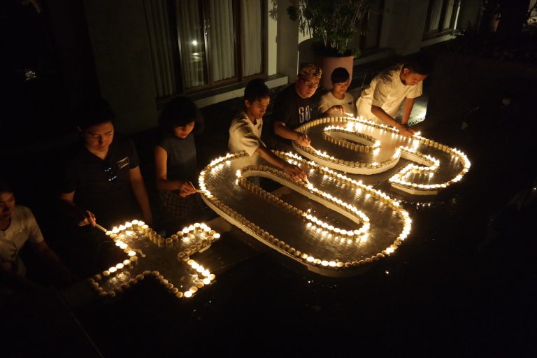 Aksi Menyalakan Lilin Earth Hour di Aston Kuta