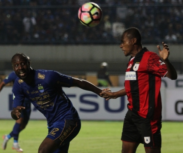 Gol Essien Ke Persipura, Persib Langsung Pimpin Klasemen di Liga1