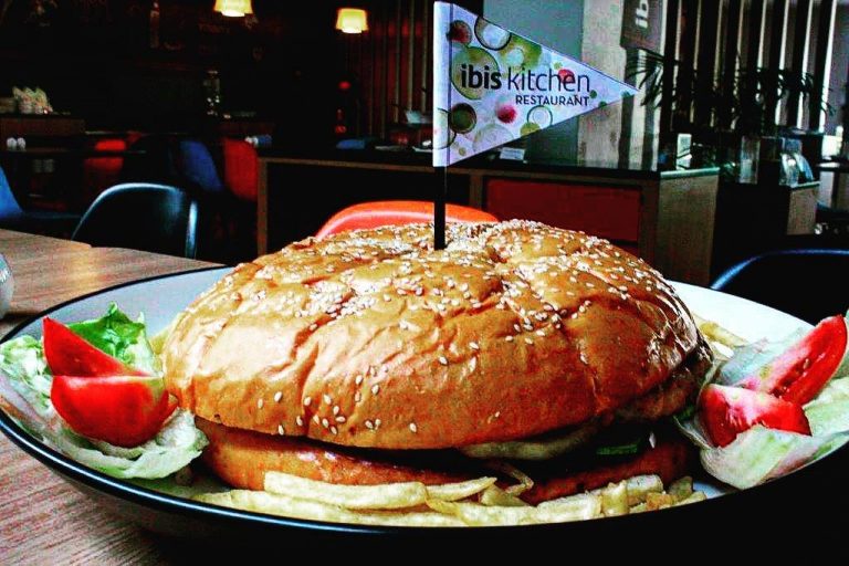 Serunya Nikmati Giant Burger Ramai-ramai di Ibis Bandung Pasteur