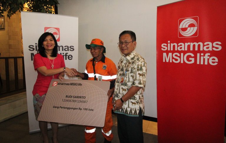 Sinarmas MSIG Life Serahkan Proteksi Personal Accident kepada 500 Pekerja PHL UPK Badan Air Dinas Lingkungan Hidup Provinsi DKI Jakarta