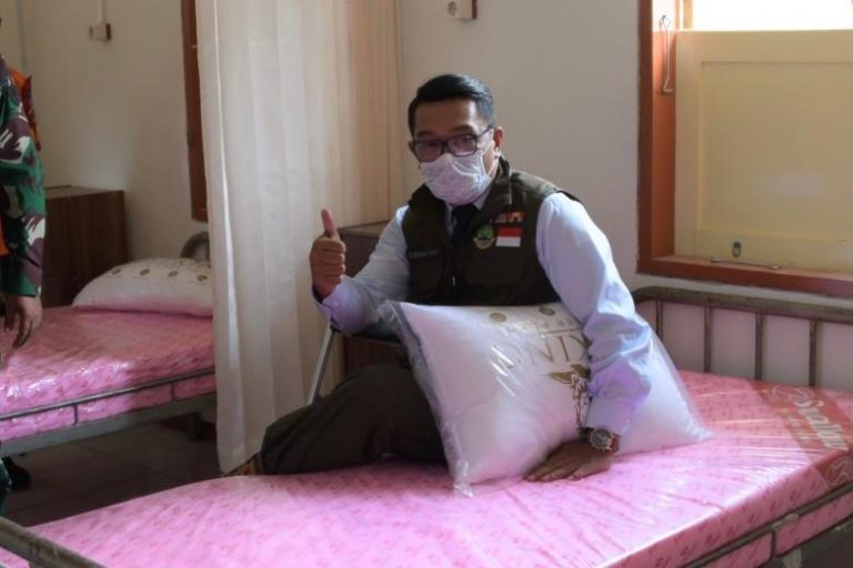 Gubernur Jabar Ridwan Kamil Tinjau Rumah Sakit Darurat COVID-19 Secapa AD di Bandung