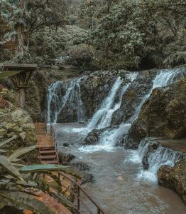tempat wisat bandung Curug Maribaya