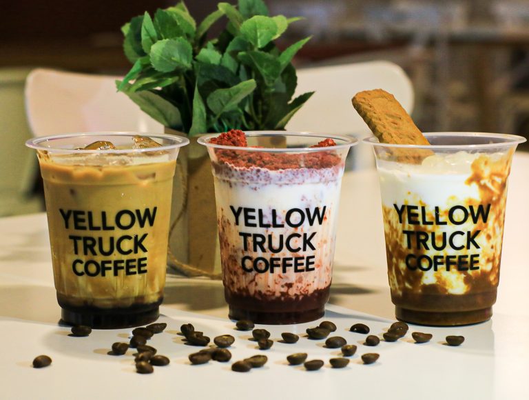 Segarnya Es Kopi Mahasiswa Yellow Truck Coffee di Checo Eat and Chill Jalan Seram Bandung