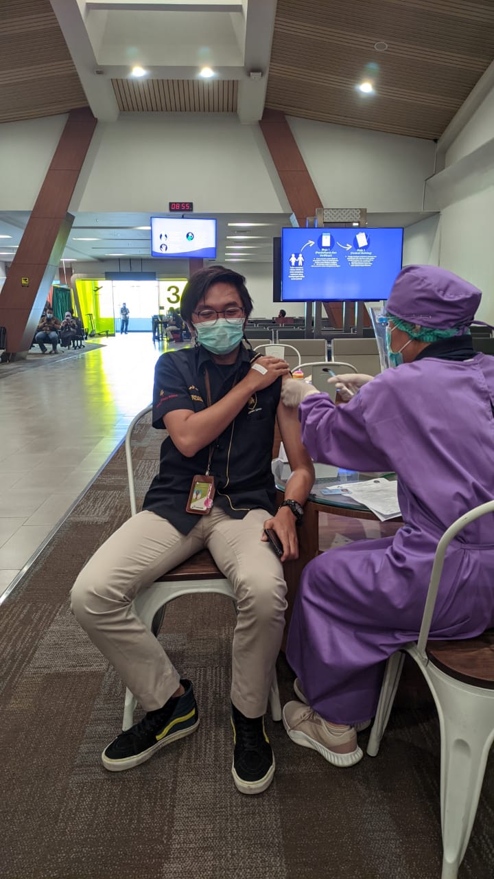 PT Angkasa Pura II (Persero) Bandara Husein Sastranegara Bandung Melaksanakan Program Vaksinasi COVID-19 Bagi Seluruh Karyawan dan Stakeholder sebanyak 745 Orang