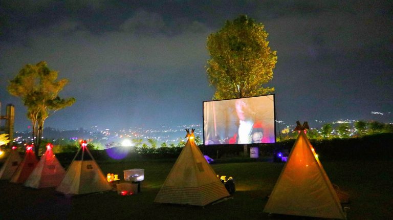 Tenda di Bawah Bintang, Nonton Film Konsep Outdoor dengan Pemandangan City Light Lembang