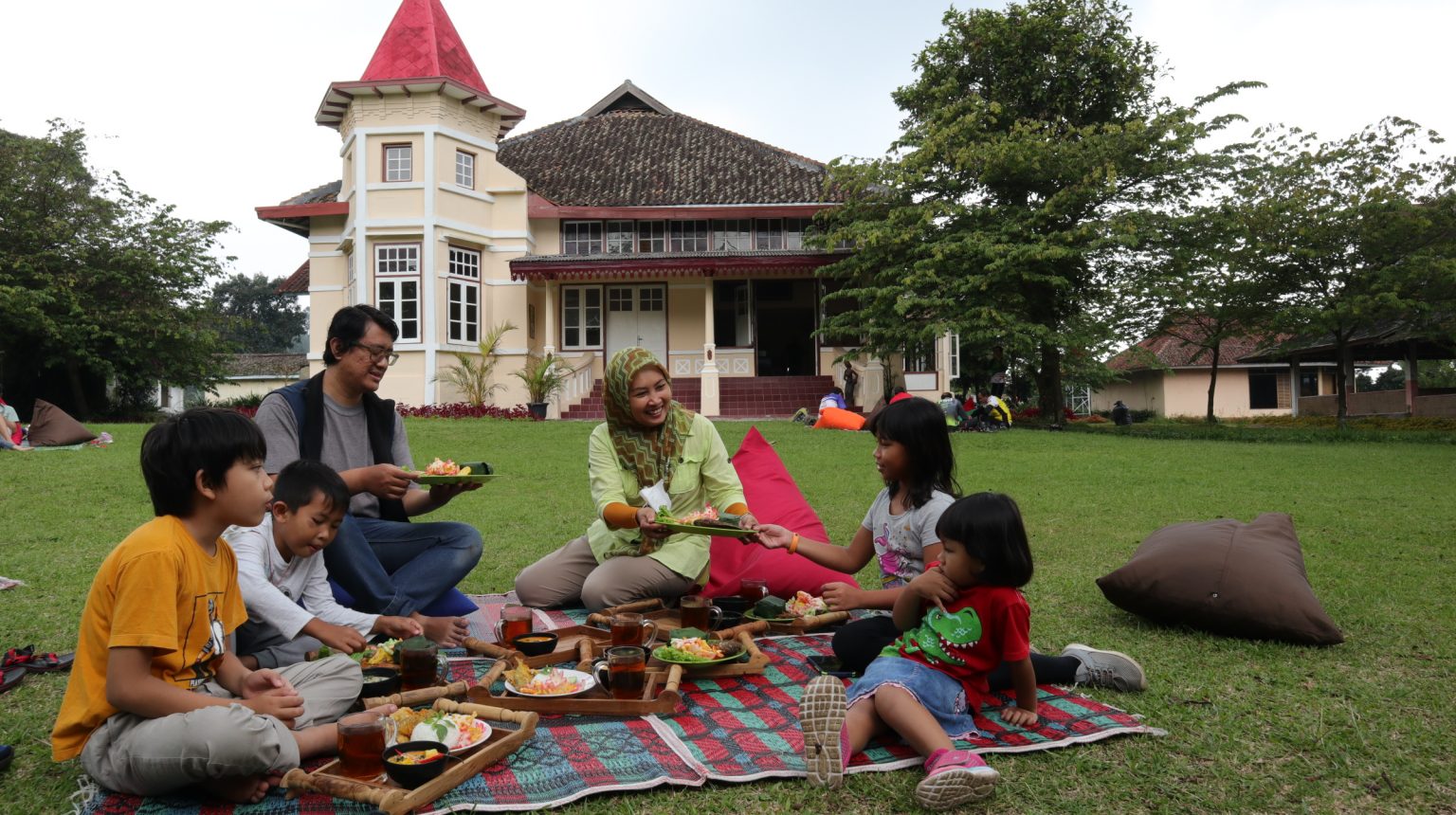 Timbel Piknik Lembang, Sensasi Makan Timbel Beralaskan Tikar di Halaman