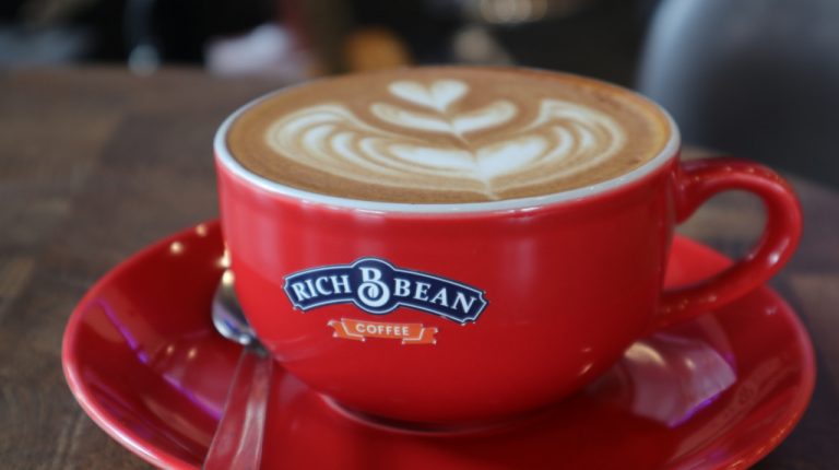 Richbean Coffee Shop, Makan dan Minum Kopi Seperti di Rumah Sendiri