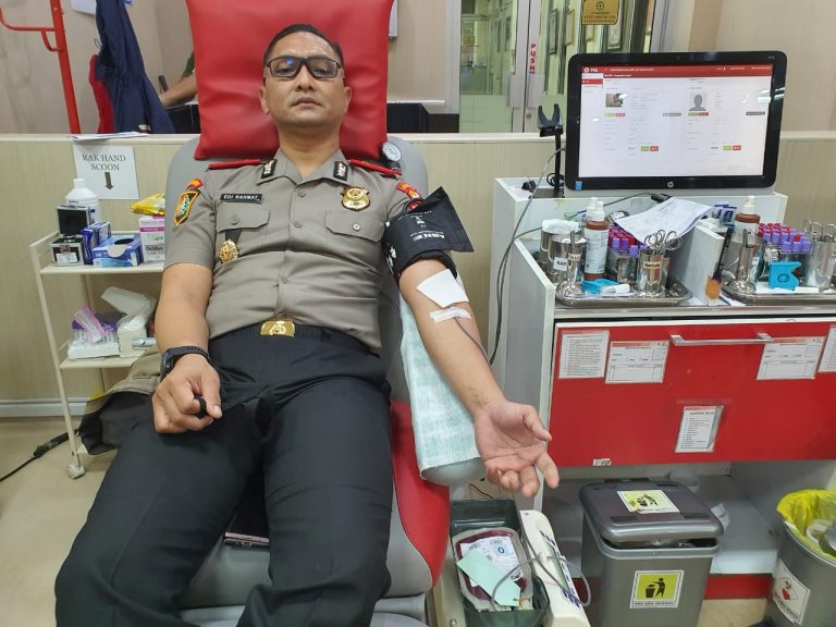 Sebagai Bentuk Peduli Terhadap Sesama di Bulan Ramadhan Serdik Edi Rahmat Mulyana Lakukan Donor Darah