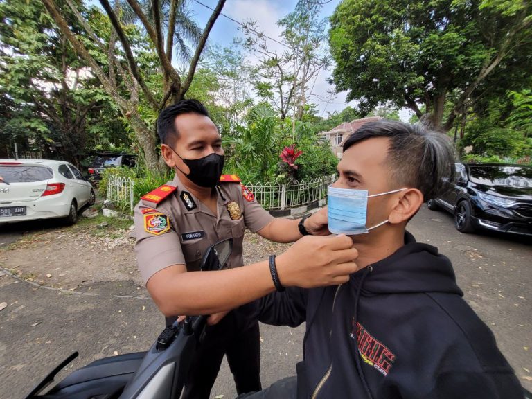 Serdik Irwanto Edukasi Pentingnya Terapkan Protokol Kesehatan dengan Bagikan Masker ke Warga
