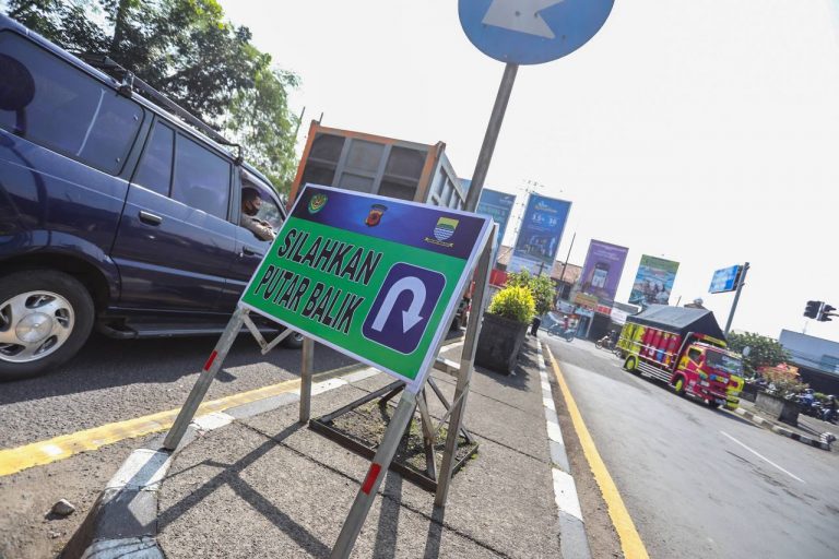 Hari Pertama Larangan Mudik, Petugas Putar Balik Ratusan Kendaraan di Kota Bandung