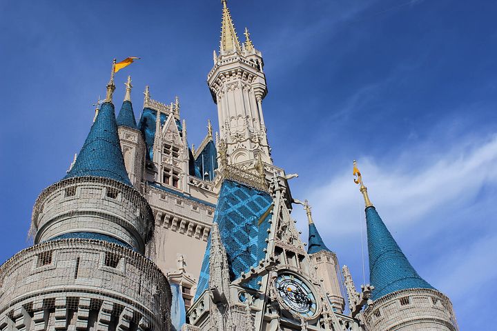 Disney World Perbolehkan Pengunjung Buka Masker di Area Outdoor, Ini Syaratnya