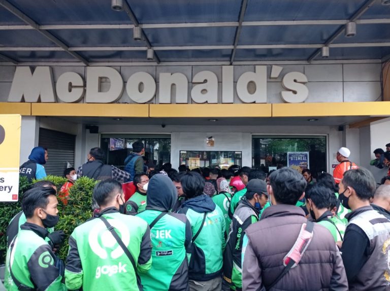 Pemkot Bandung Segel Sejumlah Gerai Mc Donalds Karena Timbulkan Kerumunan