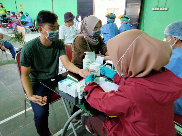 Vaksinasi Massal Covid-19 di Kecamatan Baleendah, Kabupaten Bandung Sukses Digelar, Masyarakat Antusias dan Tertib