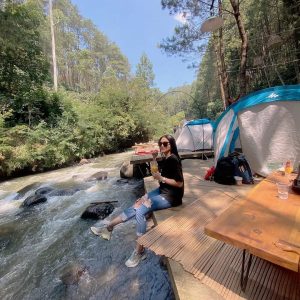 Pineus Tilu Riverside Camping; Kemah Seru Dipinggir Sungai Palayangan dengan Rimbunnya Hutan Pinus Rahong Pangalengan. Foto: instagram@puteri.babytri