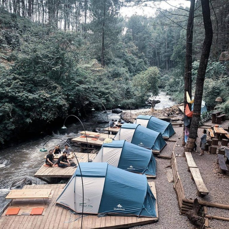 Pineus Tilu Riverside Camping; Kemah Seru Dipinggir Sungai Palayangan dengan Rimbunnya Hutan Pinus Rahong Pangalengan