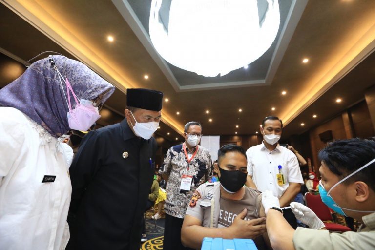 Pegawai Swalayan di Kota Bandung 100 Persen Sudah Tervaksin