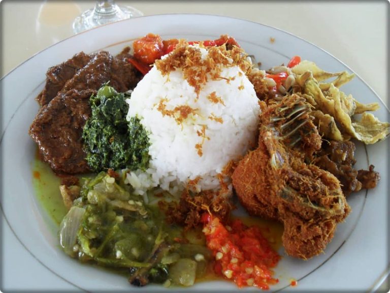 7 Tempat Rumah Makan Padang yang enak di Bandung, Lengkap dengan Alamatnya