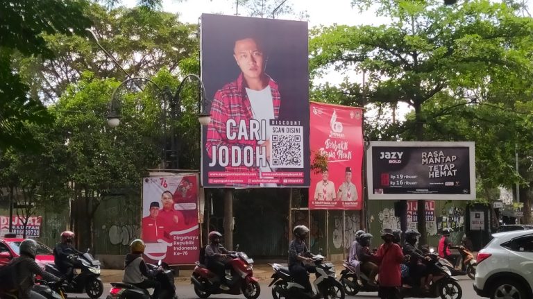 Baliho ‘Cari Jodoh’ Sukses Dongkrak Penjualan Seafood Kiloan Bang Bopak di Kota Bandung