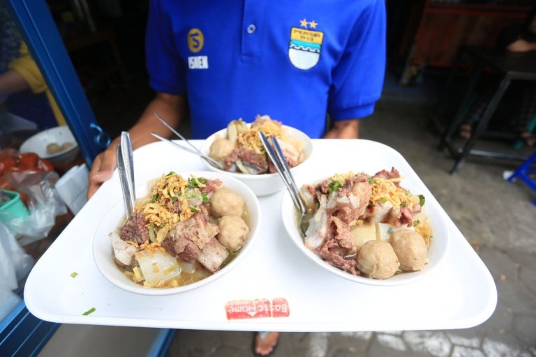 8 Rekomendasi Tempat Makan Enak di Bandung Tahun 2023, Salah Satunya Iga Bakar Si Jangkung