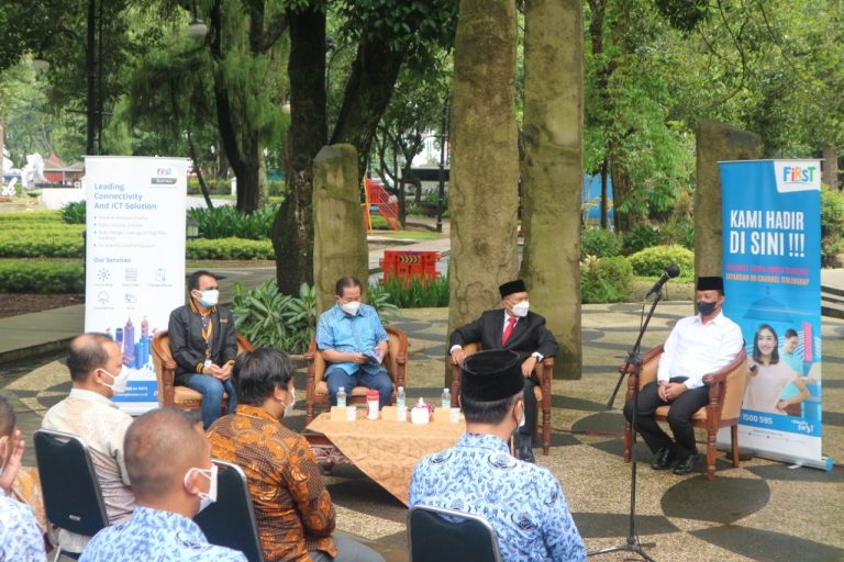 Serah Terima Fasilitas WiFi Gratis First Media di 500 Titik ke Pemkot Bandung dan Gelar Vaksinasi Massal Covid-19 untuk Masyarakat