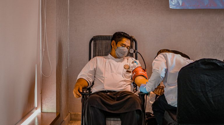 Berbagi Kebahagiaan Menuju Hari Jadi Ke-5 , Hotel De Paviljoen Bandung Menggelar Donor Darah dan Bersih-bersih Rumah Yatim