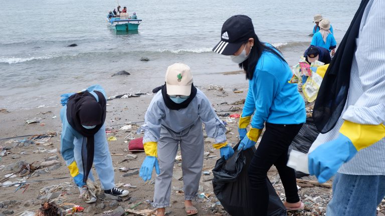 Dalam Rangka Hari Peduli Sampah Nasional 2022, KFC Indonesia dan Divers Clean Action Lakukan Kegiatan Bersih Pantai dan Laut di 10 Provinsi