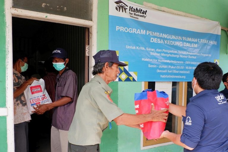 Jelang Anniversary ke 9 Tahun, OHM Berikan 100 Paket Sembako dan Menargetkan Pembangunan Toilet Warga Desa