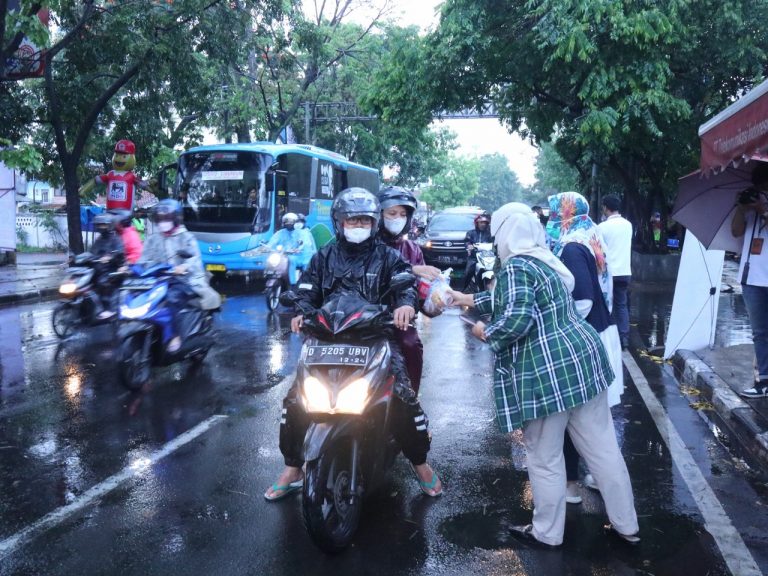 Telkom Bandung Barat Bagi Takjil Gratis untuk Ojol dan Pengendara di Jl. Rajawali Bandung