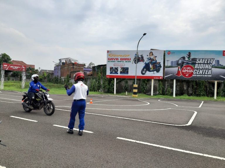 Bikers Pengguna Honda PCX di Bekasi Ikuti Pelatihan Safety Riding