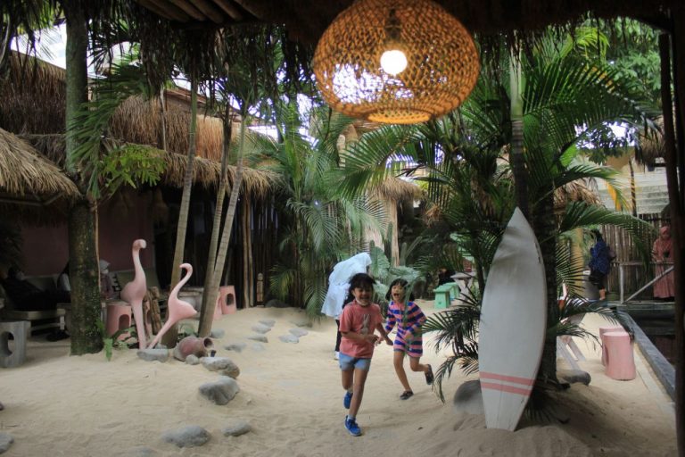 Tempat Wisata Bandung dengan Suasana Pantai di Kota Bandung, Salah satunya Trouit Cafe