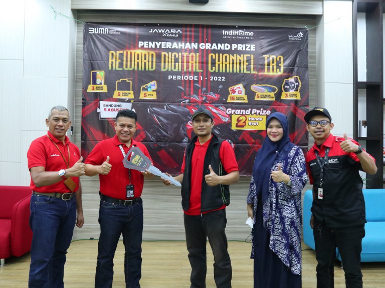 Telkom Witel Bandung Serahkan Hadiah Grand Prize 1 Unit Sepeda Motor Program Undian Reward Digital Channel kepada Pemenang