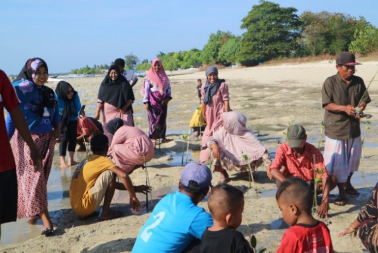 Upaya Masyarakat Pulau Saseel Menangani Sampah di Laut