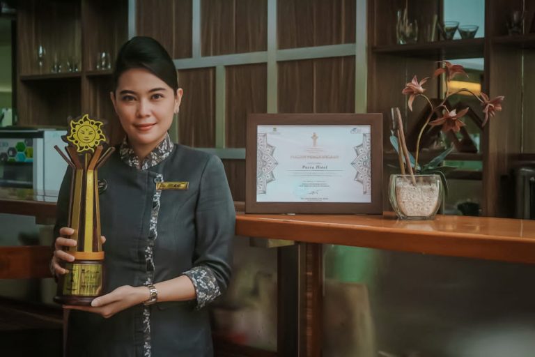 Hotel Patra Bandung Menerima Penghargaan Ketegori Hotel Bintang 3 Terbaik di Anugerah Pesona Pariwisata Kota Bandung 2022