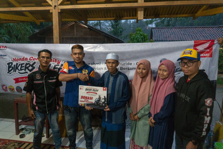 Tebar Kebaikan di Bulan Ramadhan Melalui Honda Community Bikers Soleh  