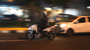 Cari Aman Berkendara Sepeda Motor di Malam Hari