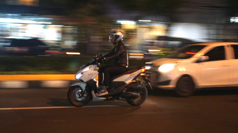 Cari Aman Berkendara Sepeda Motor di Malam Hari