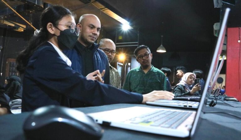 Para Mahasiswa dari Program Studi Bisnis Digital berhasil menyajikan inovasi-inovasi yang menarik dan solutif dalam bidang digital. Foto: STT Bandung